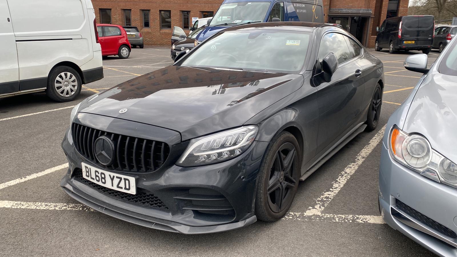 MERCEDES W205 C CLASS 2019+ BLACK GRILLE (WITH CAMERA)